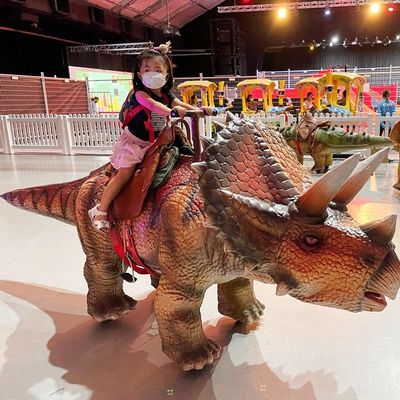 Paseo de dinosaurio animatrónico de Triceratops con paseo eléctrico para niños